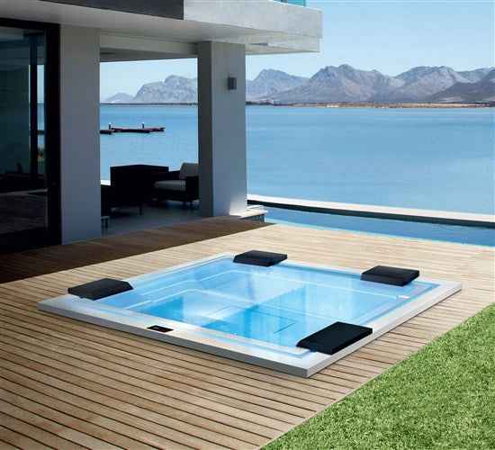 Minipiscina vasca idromassaggio nel giardino con panorama