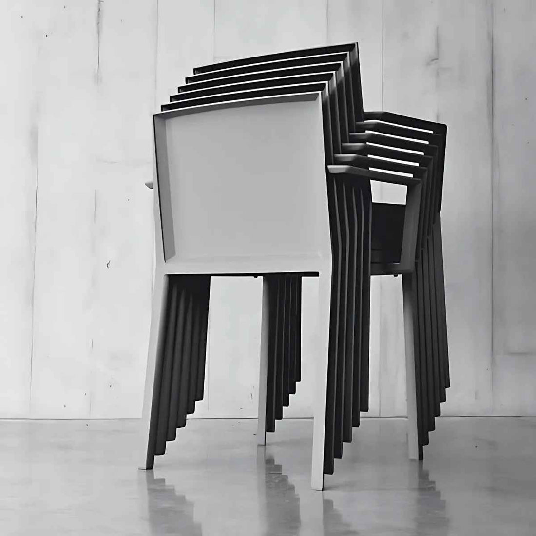 Sedia di design vondom ibiza con braccioli grigia impilabile fino a 4 unità