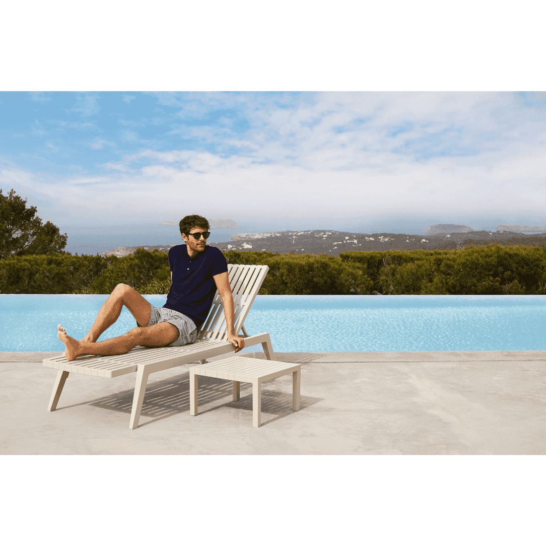 tavolino e lettino prendisole da salotto per esterni a bordo piscina