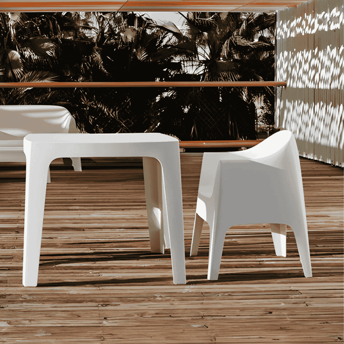 Vondom Solid Armchair, Poltroncina da Giardino Nera, Bianca e Beige di Stefano Giovannoni