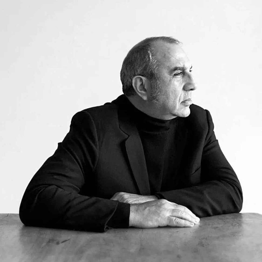 Designer internazionale stefano giovannoni di profilo